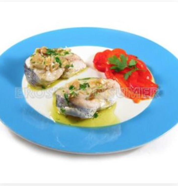 Merluza a la bilbaína con pimientos rojos con crema de guisantes.